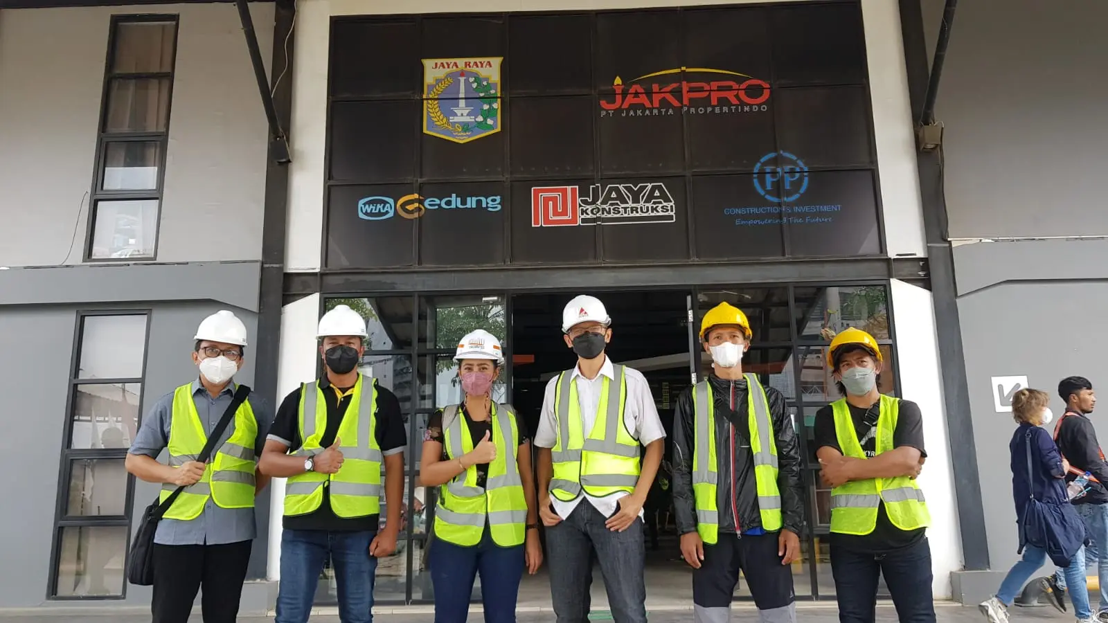 Tim kontraktor waterproofing Powertech saat proyek Jakarta International Stadium (JIS)