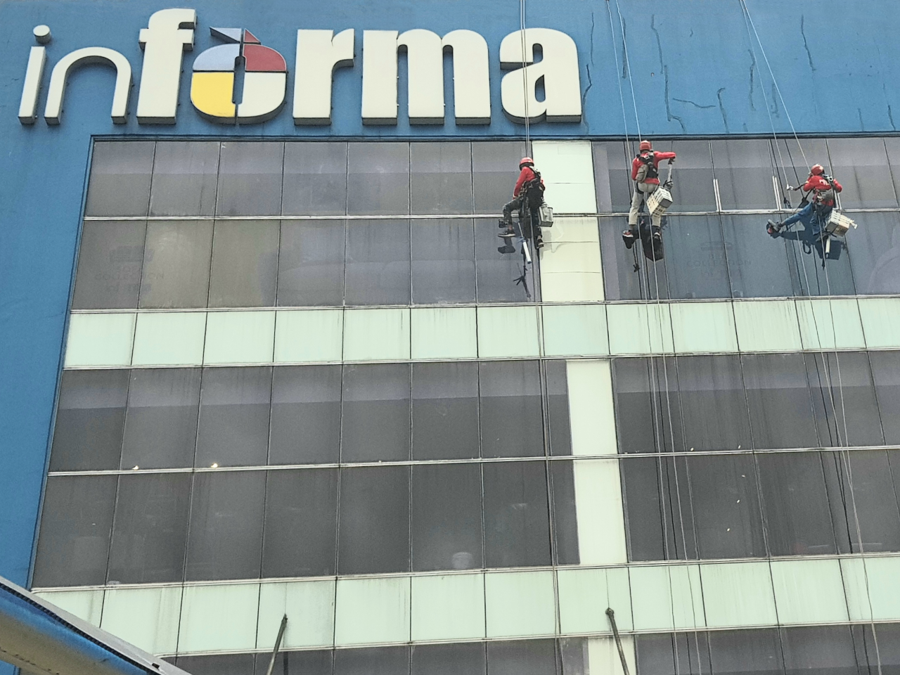 Pekerjaan facade waterproofing di Living Plaza