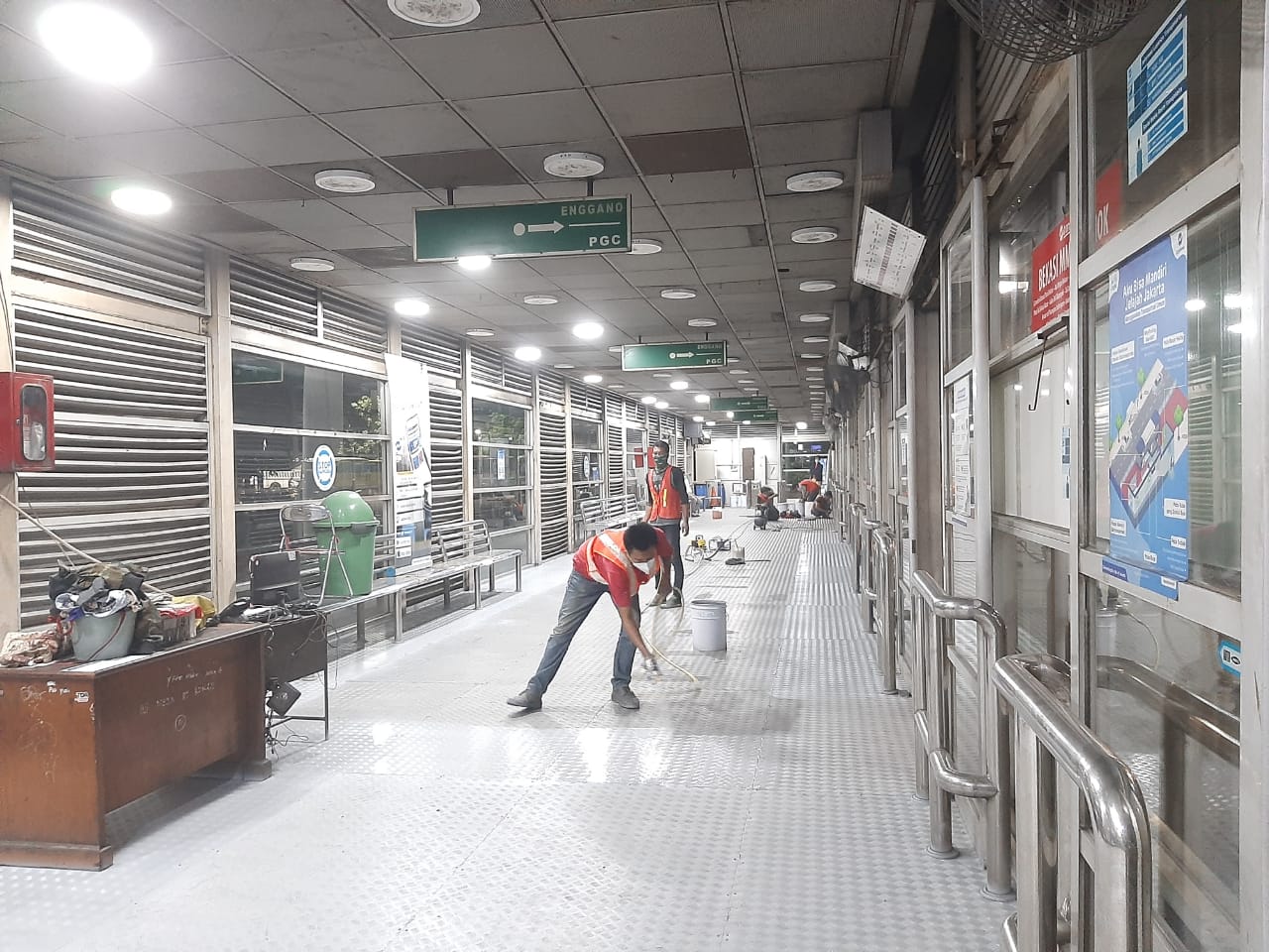 Proteksi coating halte Transjakarta